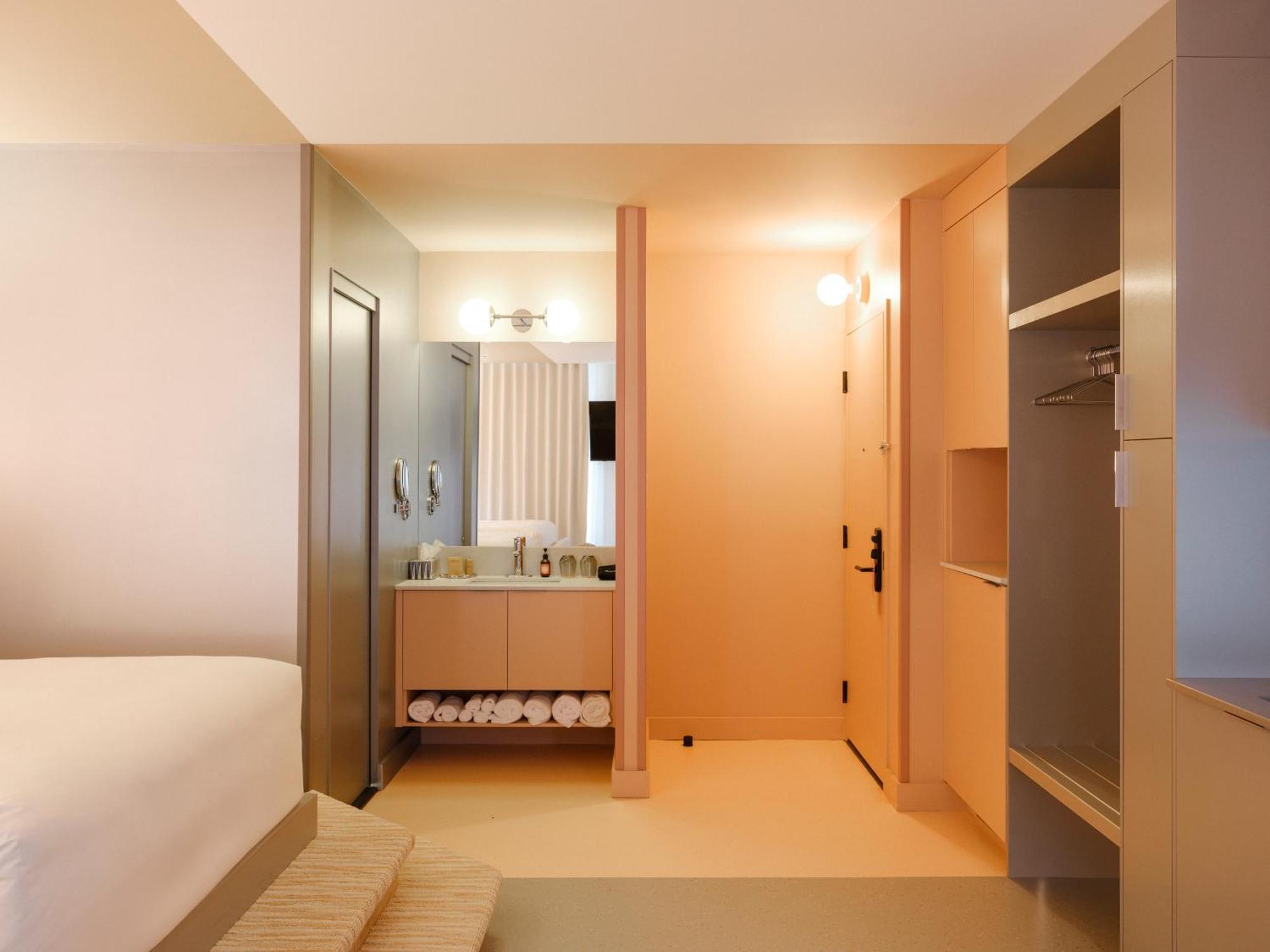 Rose - Invisible Hotel Quebec City